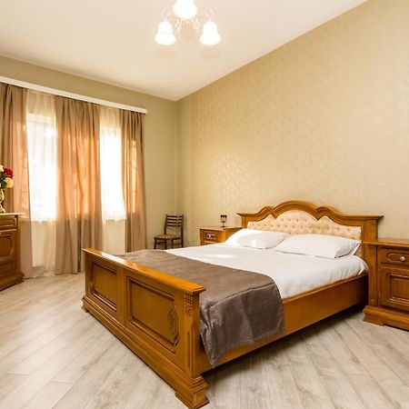 Rustaveli Two Bedroom Apartment With 5 Star Location Tiflis Exterior foto