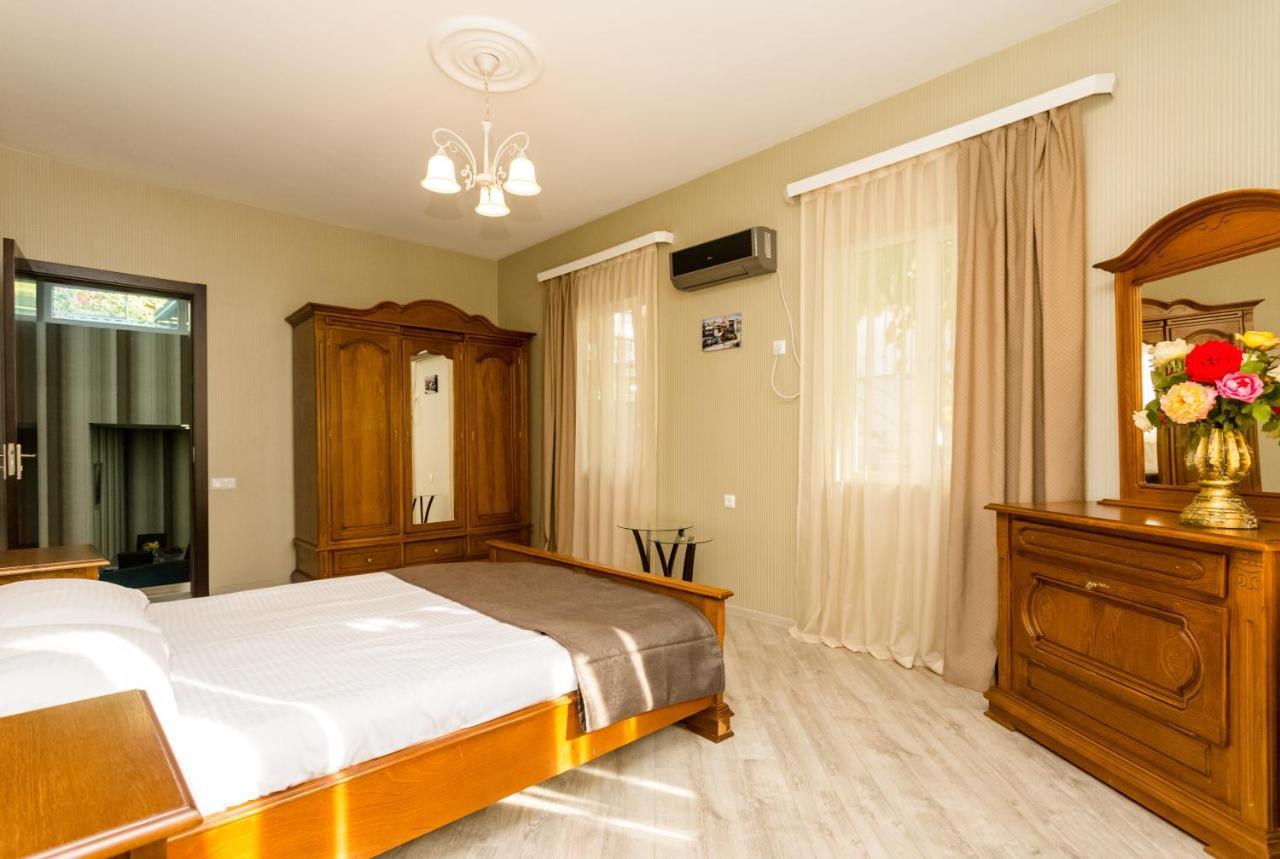 Rustaveli Two Bedroom Apartment With 5 Star Location Tiflis Exterior foto
